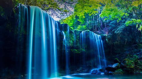 Water falls .